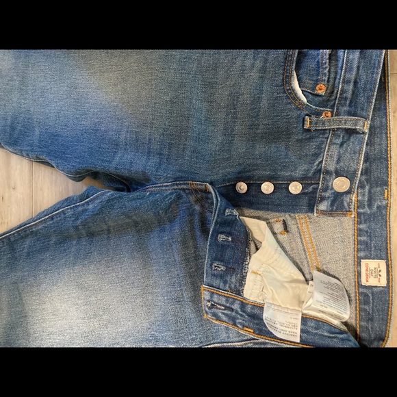 Levi’s White Oak Cone Denim Wedgie Jeans with Raw Hem - Picture 3 of 8